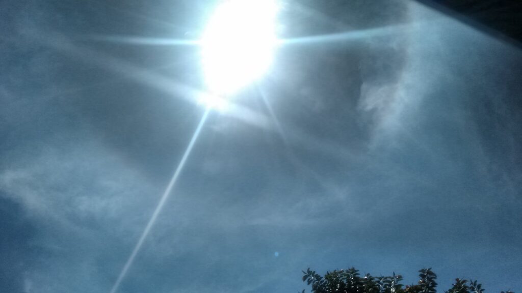 Epaminondas filma uma luz branca no céu