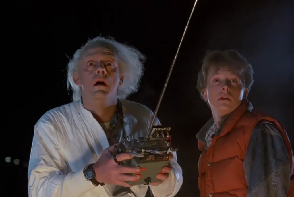 Doc Brown e Michael J Fox veem o rastro de fogo deixado pela máquina do tempo