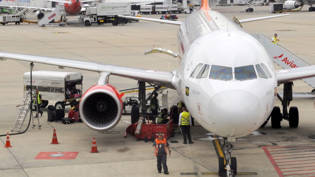 Mecânicos trocam o pneu de um avião no Galeão